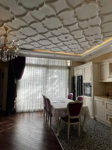 uma sala de jantar com mesa e cadeiras em Villa Mini Garden em Baku
