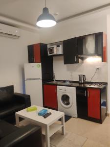 Umm Uthainahにあるapartment 60m for rent abdullah ghosheh-st jordanのリビングルーム(洗濯機付きのキッチン付)