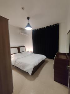 Tempat tidur dalam kamar di apartment 60m for rent abdullah ghosheh-st jordan