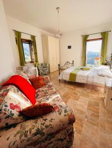a living room with a couch and a bed at Casa l'Arcobaleno in Montecchio