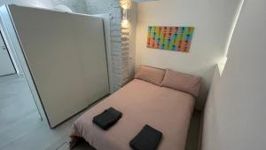una piccola camera da letto con letto rosa con due cuscini di ELEGANZA del RICCIO a Parma