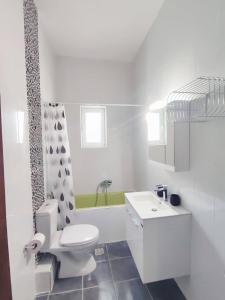 uma casa de banho branca com um WC e um lavatório em Akrokorinthos View House em Kórinthos