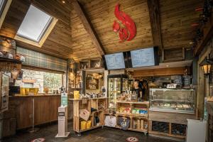 バルマハにあるオーク ツリー インの木製天井の店