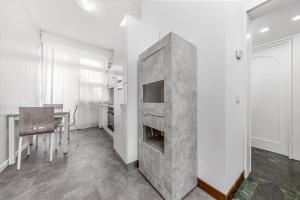une cuisine avec une cheminée et une salle à manger avec une table dans l'établissement Casa da Suite Lukema, à Milan