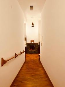 un lungo corridoio con camino in una stanza di Pristine Hills a Meppādi