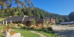 duży domek z bali w górach obok drogi w obiekcie Biala Perla Sunny Mountain 602 w mieście Sienna