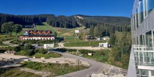 widok z boku budynku z góry w obiekcie Biala Perla Sunny Mountain 602 w mieście Sienna +13 zdjęć