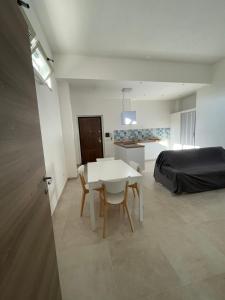 ロクリにあるLa mia casa di Locriのテーブルとベッド1台付きの部屋、ベッドルーム1室が備わるアパートメントです。