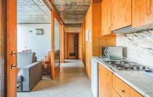 uma cozinha com um lavatório e um fogão forno superior em Awesome Apartment In Freixo De Espada C With House A Mountain View em Freixo de Espada à Cinta