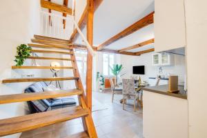 eine Küche und ein Wohnzimmer mit einer Wendeltreppe in der Unterkunft [Bellinzona] Rustico Loft a 5 Stelle con Netflix in Bellinzona