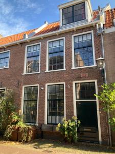 una casa de ladrillo con ventanas y una puerta en GuesthouseOne, en Haarlem