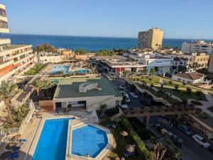widok z powietrza na ośrodek z dwoma basenami w obiekcie NOGALERA w mieście Torremolinos