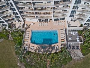 una vista aérea de un gran edificio de apartamentos con piscina en Terrace at Pelican by Panhandle Getaways, en Destin