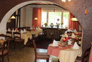 een eetkamer met tafels en stoelen en een spiegel bij Gasthaus Goldener Stern in Dorfprozelten