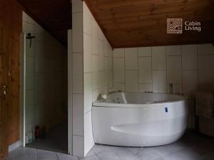 Vannituba majutusasutuses Large cabin at Nesfjellet with lovely view, inddor Jacuzzi & sauna +35 fotot