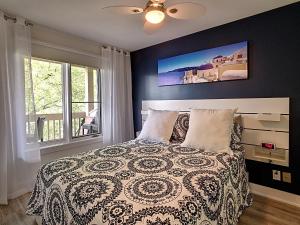 a bedroom with a bed and a window at Location Tourisme Estrie - Oberge du Village in Magog-Orford +142 photos