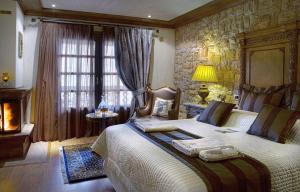 Ένα ή περισσότερα κρεβάτια σε δωμάτιο στο AROMA DRYOS SPA & ECO Hotel