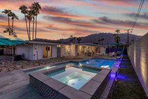 un cortile con piscina e una casa di The Desert Xscape Pool & Views a Palm Springs