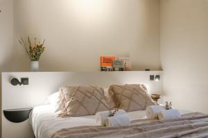 Una cama blanca con dos toallas encima. en WAY SWEET DREAMS - Room 3 en Gante