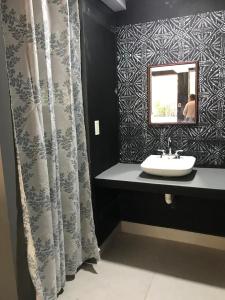 bagno con lavandino e specchio di Veleta Inn a Tulum