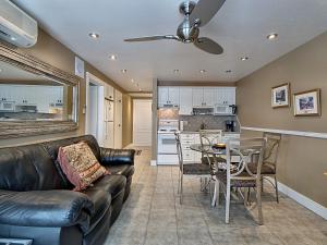 a living room with a couch and a table at Location Tourisme Estrie - Oberge du Village in Magog-Orford