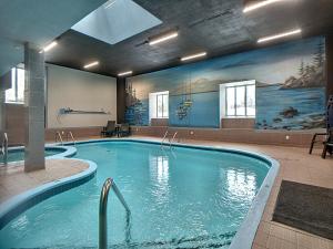 a large swimming pool in a hotel room at Location Tourisme Estrie - Oberge du Village in Magog-Orford