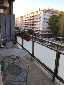 uma varanda com uma mesa e vista para a cidade em Affittacamere Dianir em Roma