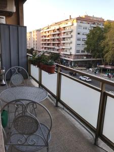 balcone con tavolo e vista sulla città di Affittacamere Dianir a Roma