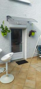 a sliding glass door with a window on a house at T1 bis indépendant dans maison individuelle in Albi