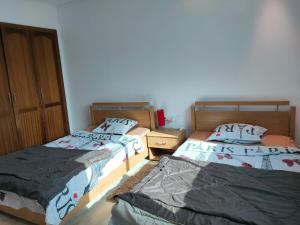 Ein Bett oder Betten in einem Zimmer der Unterkunft appartement Aziz