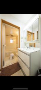 田端民泊ー田端ハウス في طوكيو: حمام فيه مغسلة ومرحاض