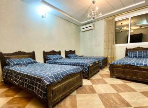 Pokój z 3 łóżkami i żyrandolem w obiekcie Fully equipped villa Near Agadir w mieście Agadir