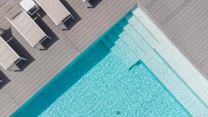 una vista aérea de una piscina en un edificio en I Carusi Relais, en Noto