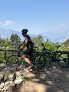 Un uomo sta andando in bicicletta su un sentiero di Villa Natura appartamento Open Space con giardino a Trento