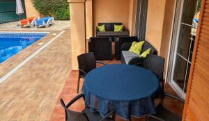 Bazén v ubytování Beach Villa Costanera in Marbella nebo v jeho okolí