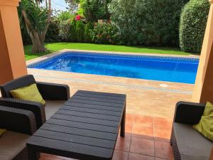 Bazén v ubytování Beach Villa Costanera in Marbella nebo v jeho okolí