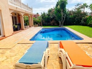 Bazén v ubytování Beach Villa Costanera in Marbella nebo v jeho okolí