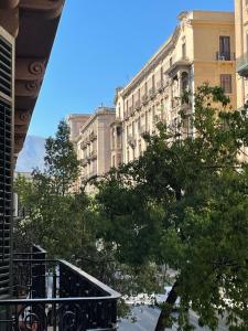 - un balcon donnant sur une rue avec des bâtiments dans l'établissement Nostrale bnb, à Palerme