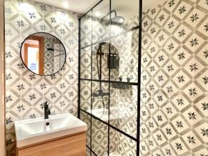 uma casa de banho com um lavatório e um espelho em Piso céntrico en Torremolinos em Torremolinos