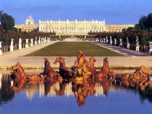 a reflection of horses in the water in front of a building at Disneyland Dream 4 - Charmant Appartement 7 pax in Chessy