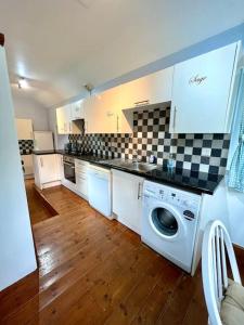 una cocina con lavadora y secadora. en Cosy 2 bed cottage on Dartmoor , Near Ivybridge, en Plymouth