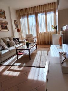 - un salon avec un canapé et une table dans l'établissement Sunnyside Accademia, à Livourne