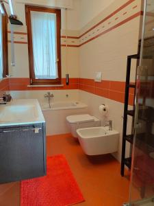 La salle de bains est pourvue d'une baignoire, de toilettes et d'un lavabo. dans l'établissement Sunnyside Accademia, à Livourne
