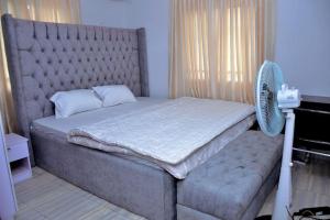 Ein Bett oder Betten in einem Zimmer der Unterkunft Frankie’s Place: A spacious 4-bedroom home
