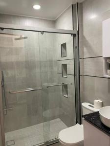 Un baño con ducha, inodoro y lavabo. en Paradise Haven at Waterloo, en Kingston