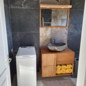 La salle de bains est pourvue d'un lavabo et de toilettes. dans l'établissement Villa Creole alamanda 2, à Petite Île