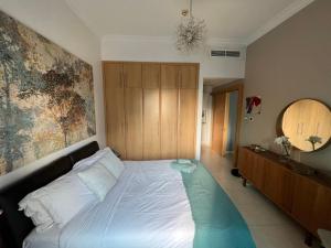 1 dormitorio con 1 cama grande y una gran pintura en la pared en Fabolous Vacation Home in Dubai Marina en Dubái