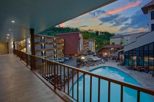 einen Blick vom Balkon eines Hotels mit Pool in der Unterkunft Sidney James Mountain Lodge in Gatlinburg