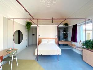 卡塔尼亞的住宿－Zahara，一间卧室配有一张天蓬床和一张书桌