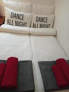 1 cama con 2 almohadas y mitones rojos. en Minigarzon, en Budapest